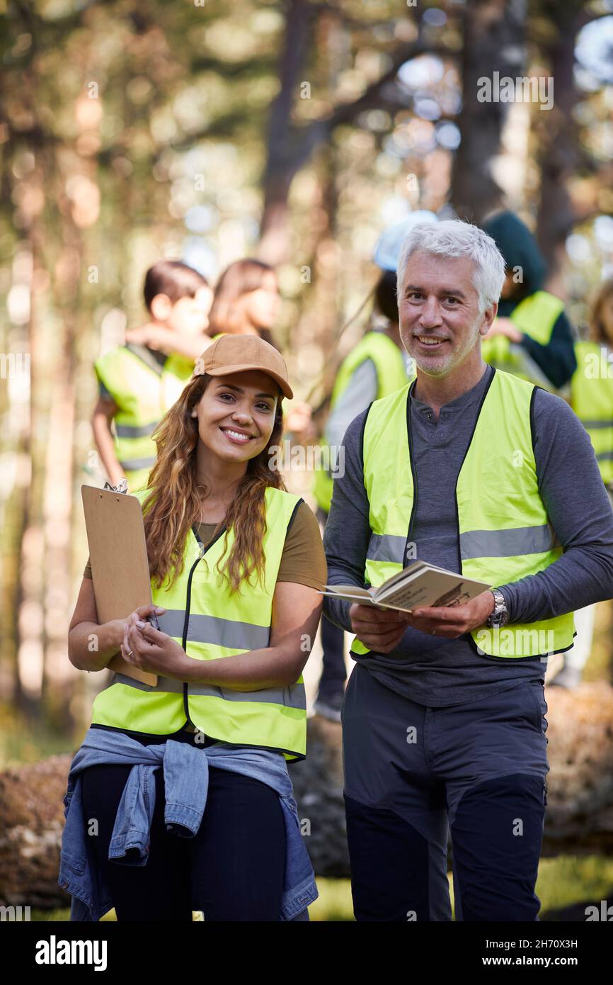 Insegnanti sorridenti che guardano la macchina fotografica Foto Stock