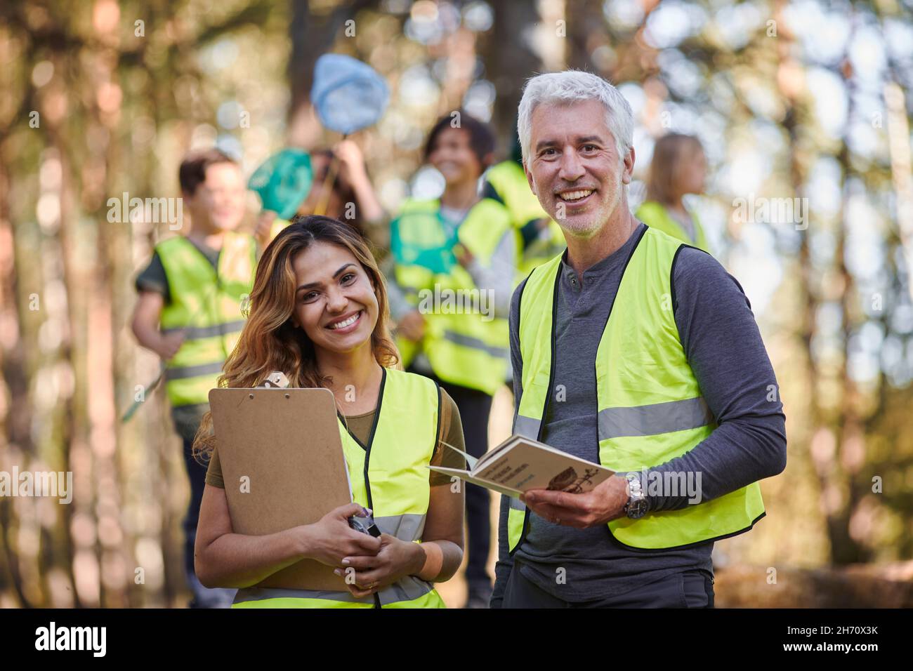 Insegnanti sorridenti che guardano la macchina fotografica Foto Stock