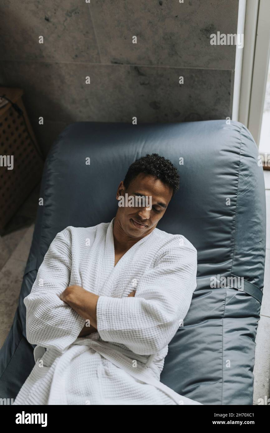 Uomo che dorme in soggiorno Foto Stock