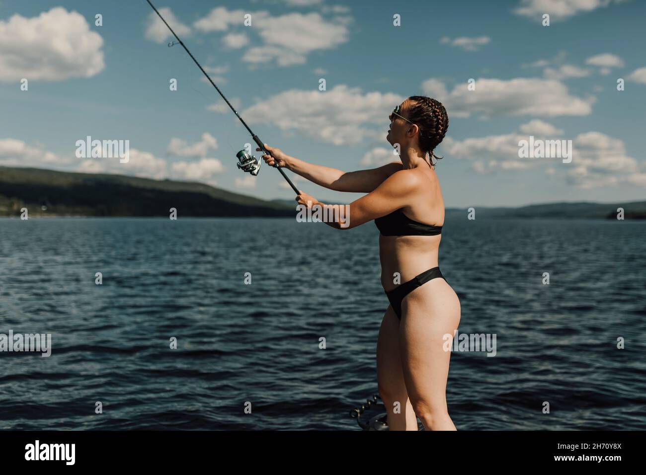 Vista della donna pesca Foto Stock