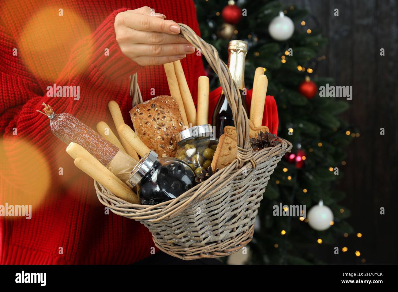 Concetto di regalo con cesto di Natale su sfondo abete rosso Foto Stock