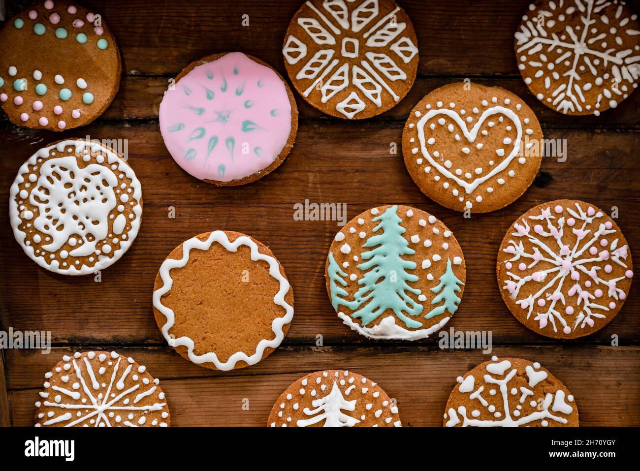 Biscotti di Natale con glassa su sfondo di legno Foto Stock