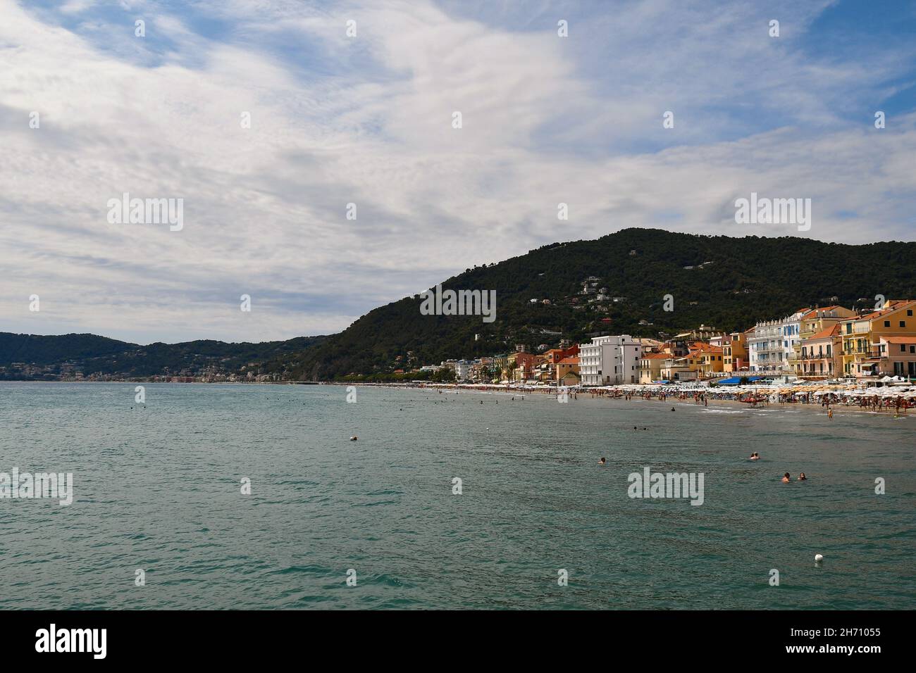 Vista panoramica della costa ligure con la famosa destinazione turistica di Alassio sulla destra e Laigueglia sullo sfondo in estate Foto Stock
