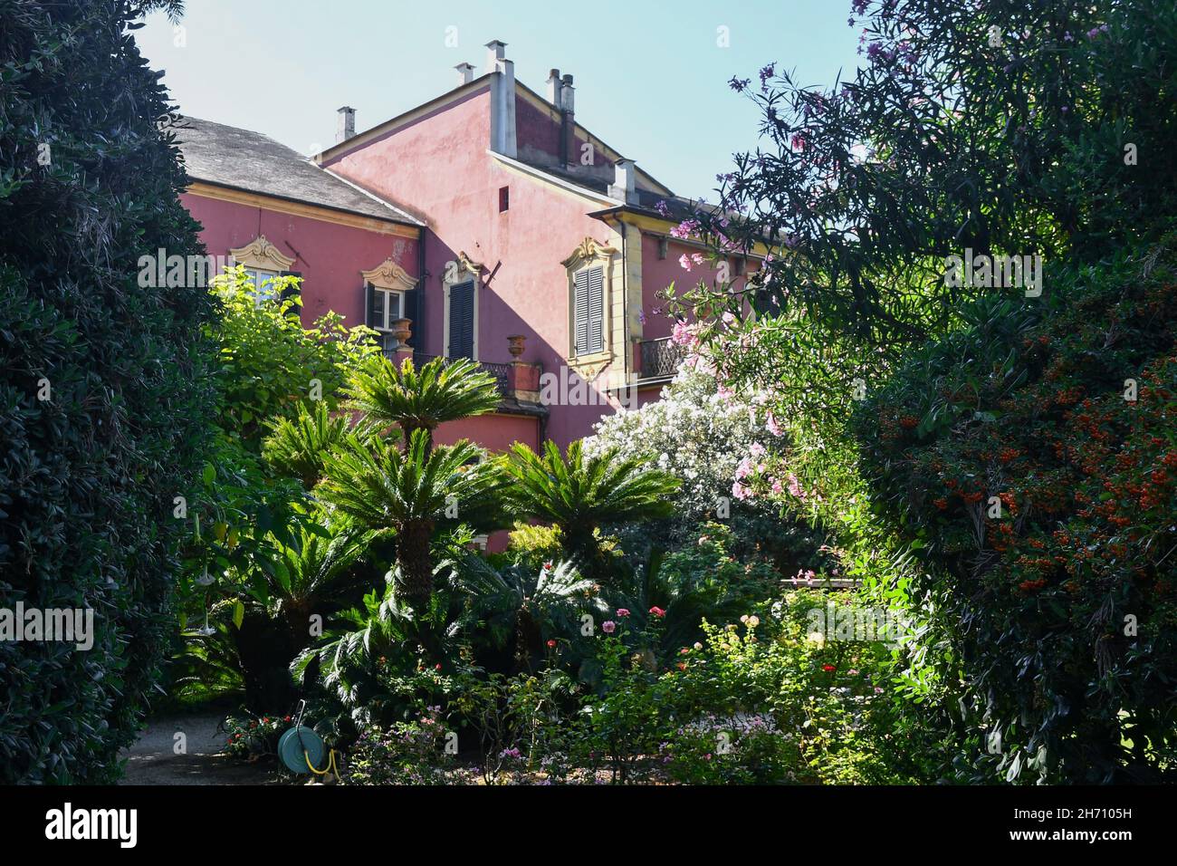 Facciata posteriore e giardino del nobile palazzo Ferrero de Gubernatis Ventimiglia al centro della città costiera di Alassio, Savona, Liguria, Italia Foto Stock