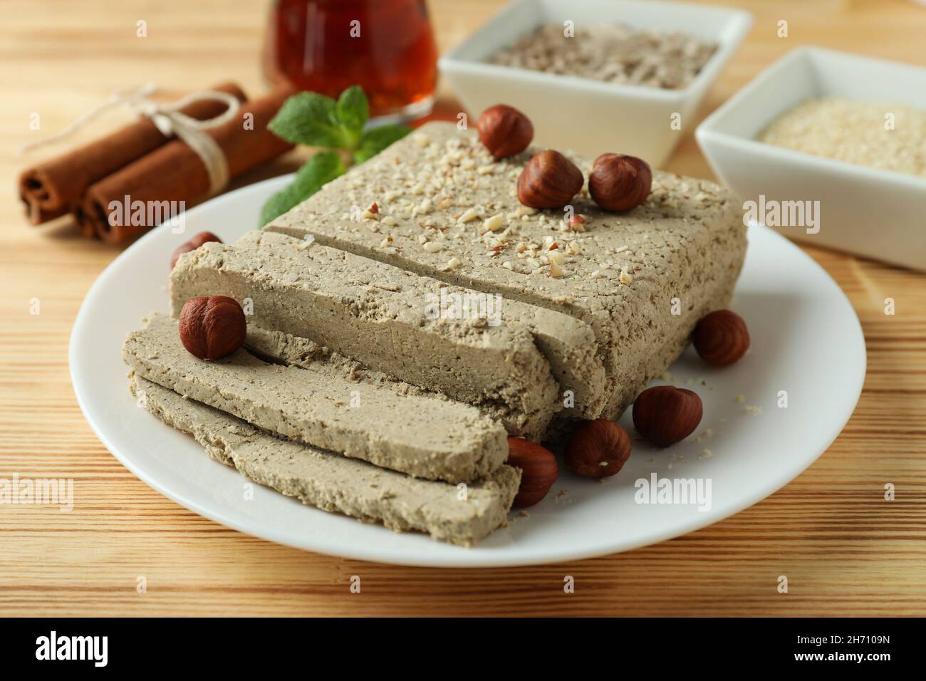 Concetto di cibo gustoso con halva su sfondo di legno. Concetto di cibo gustoso con halva su uno sfondo di legno Foto Stock
