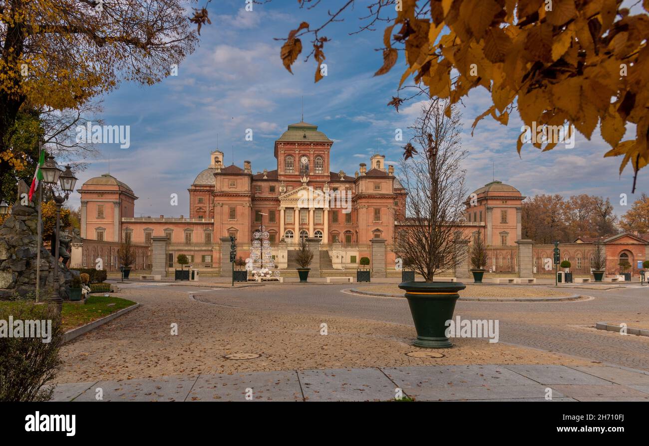Racconigi, Cuneo, Piemonte, Italia - 16 novembre 2021: Il Castello reale di Racconigi (XIV-XVIII secolo) con colori autunnali Foto Stock