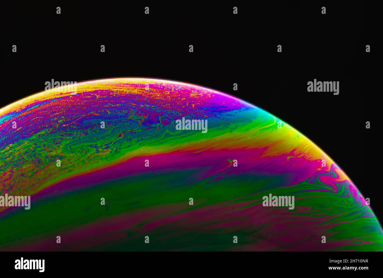 Spazio di realtà virtuale con un pianeta psichedelico astratto multicolore. Closeup bolla di sapone come un pianeta alieno su sfondo nero. Foto Stock
