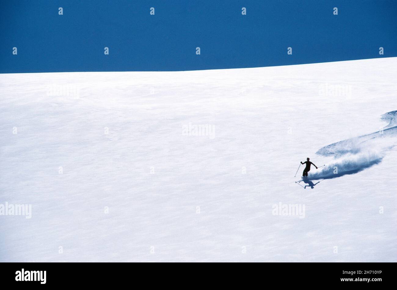 Australia. Nuovo Galles del Sud. Montagne innevate. Sciatore Lone. Foto Stock