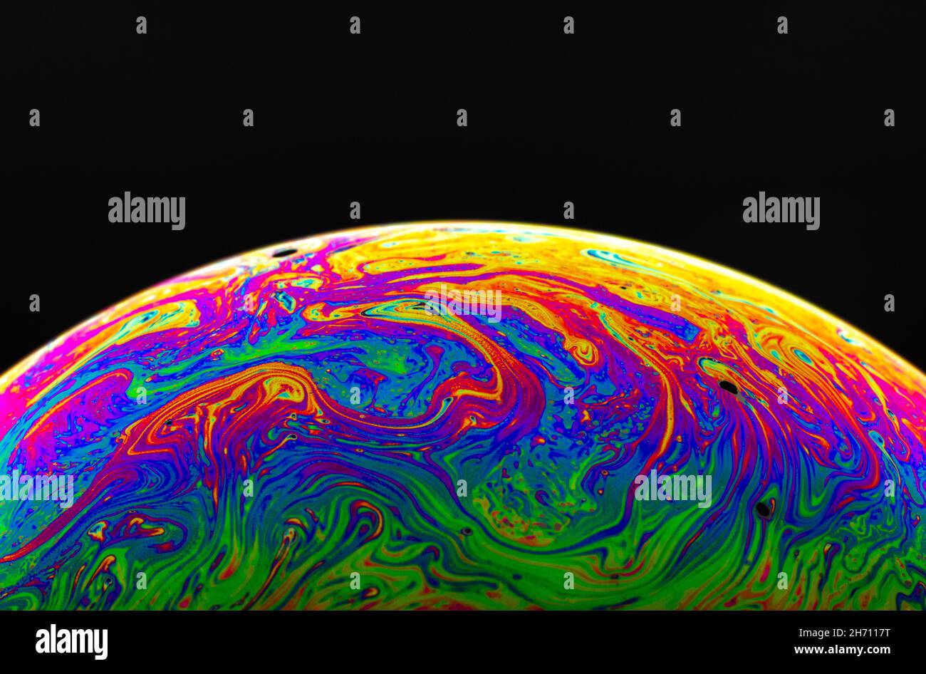 Spazio di realtà virtuale con un pianeta psichedelico astratto multicolore. Closeup bolla di sapone come un pianeta alieno su sfondo nero. Foto Stock