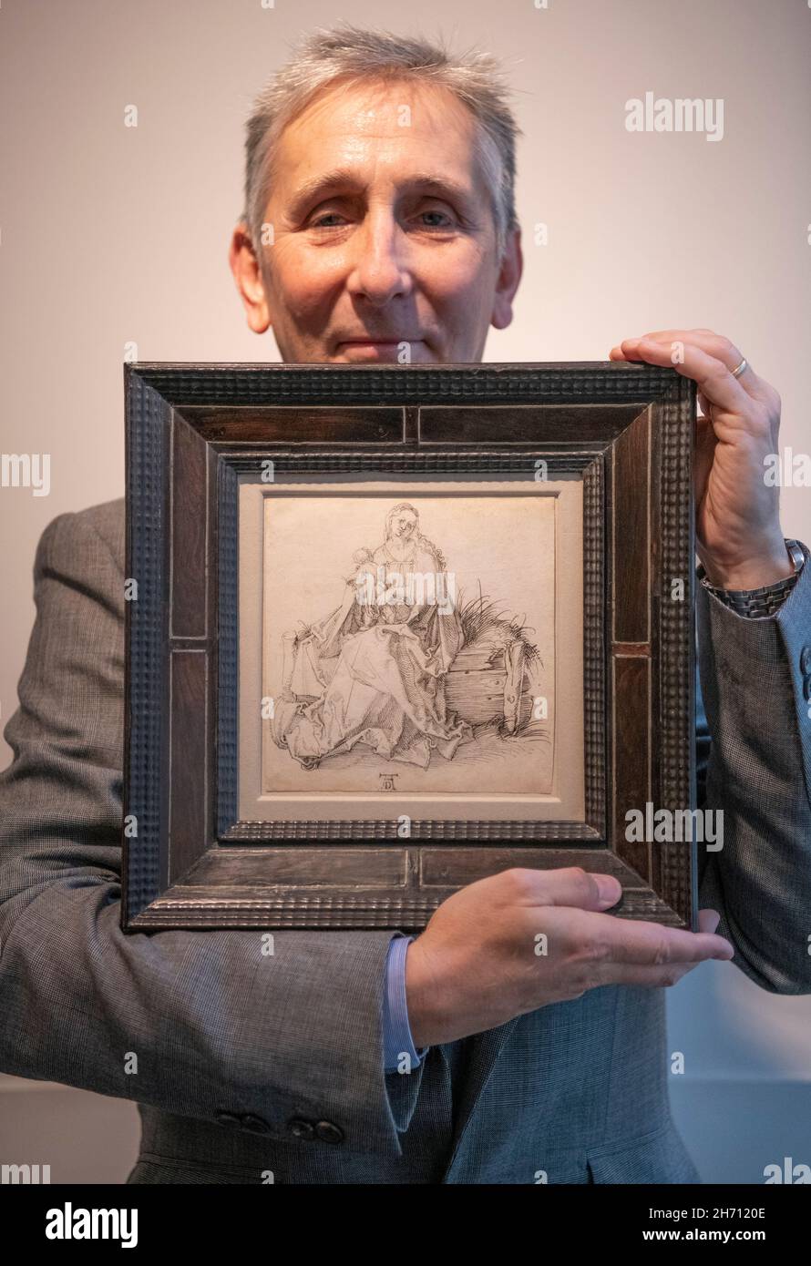 Agnews, St. James's Place, Londra Regno Unito. 19 novembre 2021. Anteprima di una mostra al rivenditore della London Art Week Agnews dal titolo Dürer e il suo tempo si è concentrato su una recente riscoperta importante di una penna inedita e inchiostro nero disegno di Albrecht Dürer, la Vergine e il Bambino. E' la prima volta che questo disegno è mai stato di pubblico dominio. Immagine: Anthony Crichton-Stuart con la recente riscoperta, molto importante, ed estremamente rara Albrecht Dürer penna e inchiostro nero disegno, c.1503. Vergine e Bambino con un fiore su una panchina erbosa, di ALBRECHT Dürer (Norimberga 1471-1528), firmato dall'artis Foto Stock