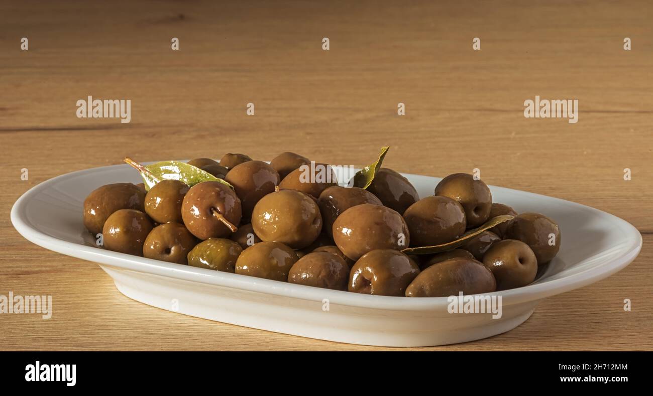 condite di olive nel piatto ovale copia spazio Foto Stock