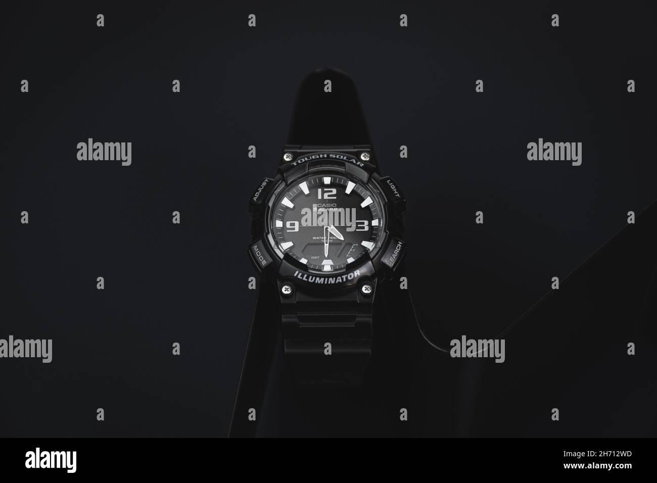 BRASOV, ROMANIA - Apr 22, 2021: Una vista frontale dell'elegante orologio CASIO nero con banda di resina e quadrante bianco Foto Stock BRASOV, ROMANIA - Apr 22, 2021: Una vista frontale dell'elegante orologio CASIO nero con banda di resina e quadrante bianco Foto Stock