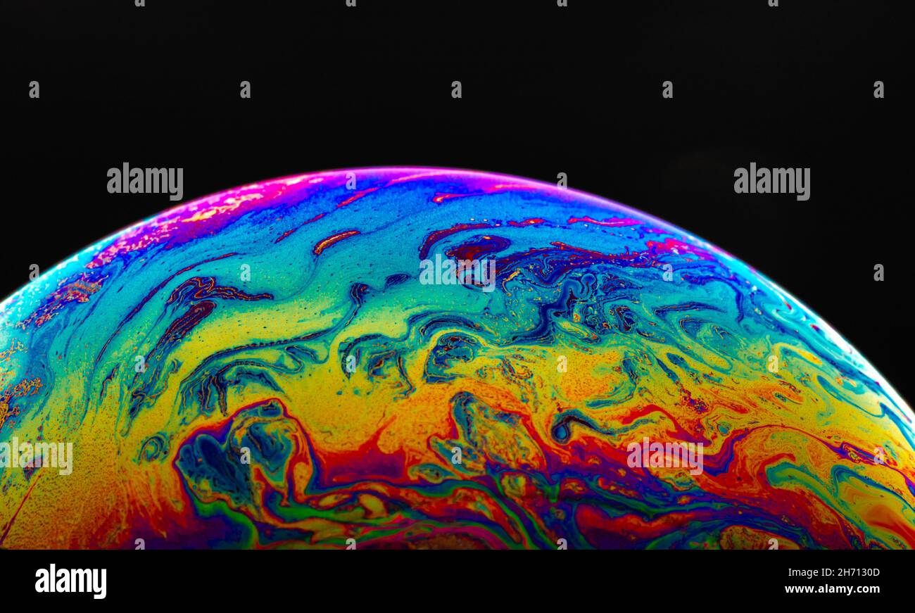 Spazio di realtà virtuale con un pianeta psichedelico astratto multicolore. Closeup bolla di sapone come un pianeta alieno su sfondo nero. Foto Stock