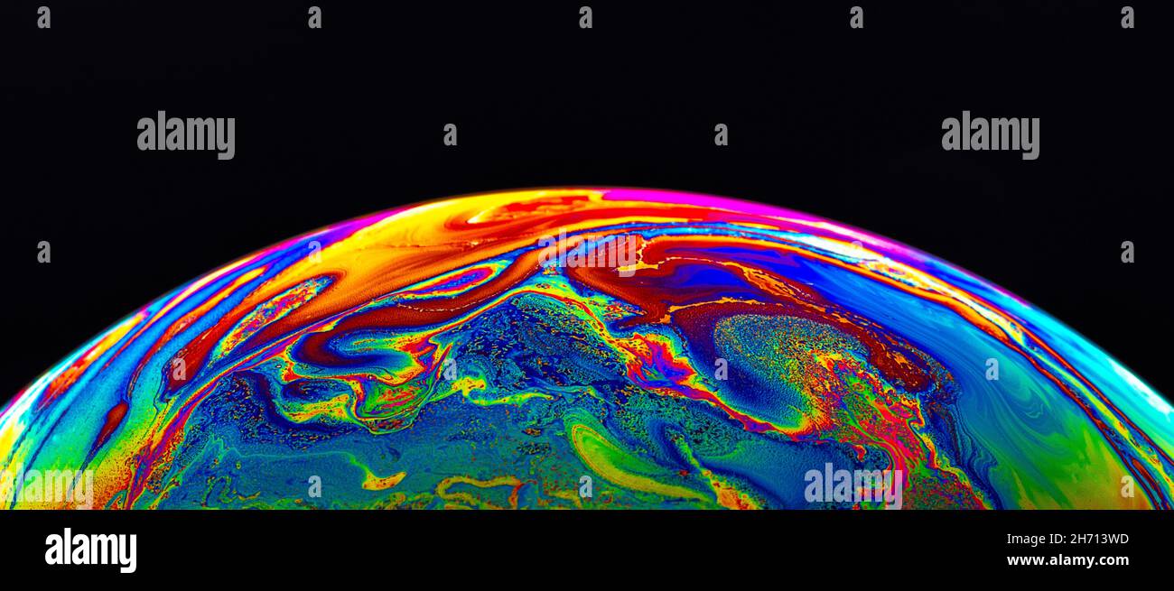 Spazio di realtà virtuale con un pianeta psichedelico astratto multicolore. Closeup bolla di sapone come un pianeta alieno su sfondo nero. Foto Stock