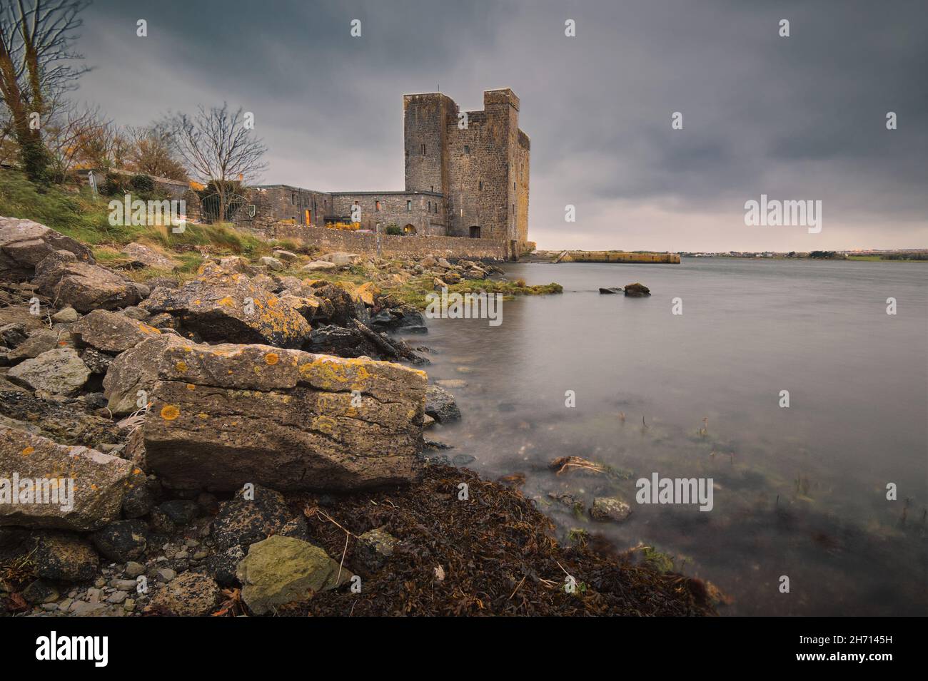 Spettacolare paesaggio nuvoloso del Castello di Oranmore sulla costa rocciosa di Wild atlantic Way a County Galway, Irlanda Foto Stock