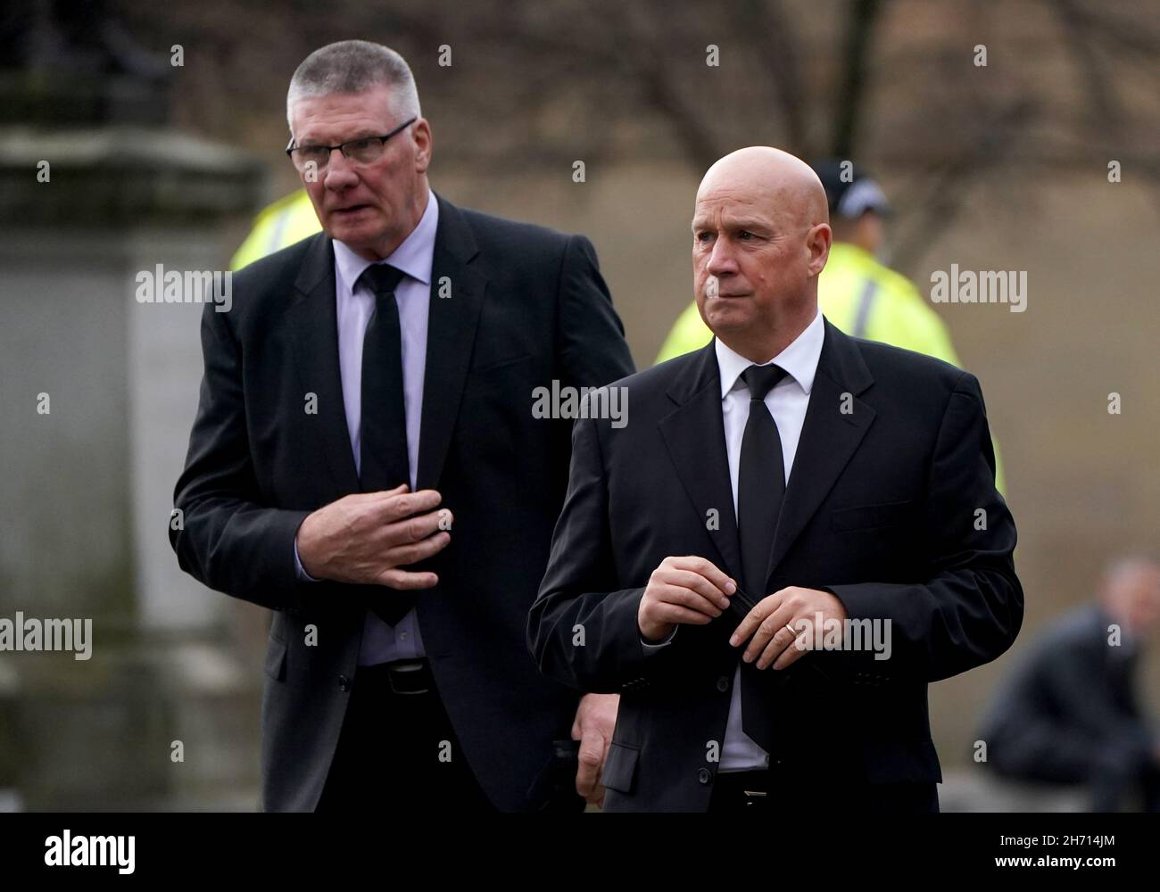 L'ex allenatore di portiere dei Rangers Jim Stewart (a sinistra) e l'ex allenatore dei Rangers Kenny McDowall partecipano al servizio commemorativo presso la Cattedrale di Glasgow. Il 26 ottobre 2021 è stato annunciato che l'ex Scozia, Rangers ed Everton manager Walter Smith era morto all'età di 73 anni. Data foto: Venerdì 19 novembre 2021. Foto Stock