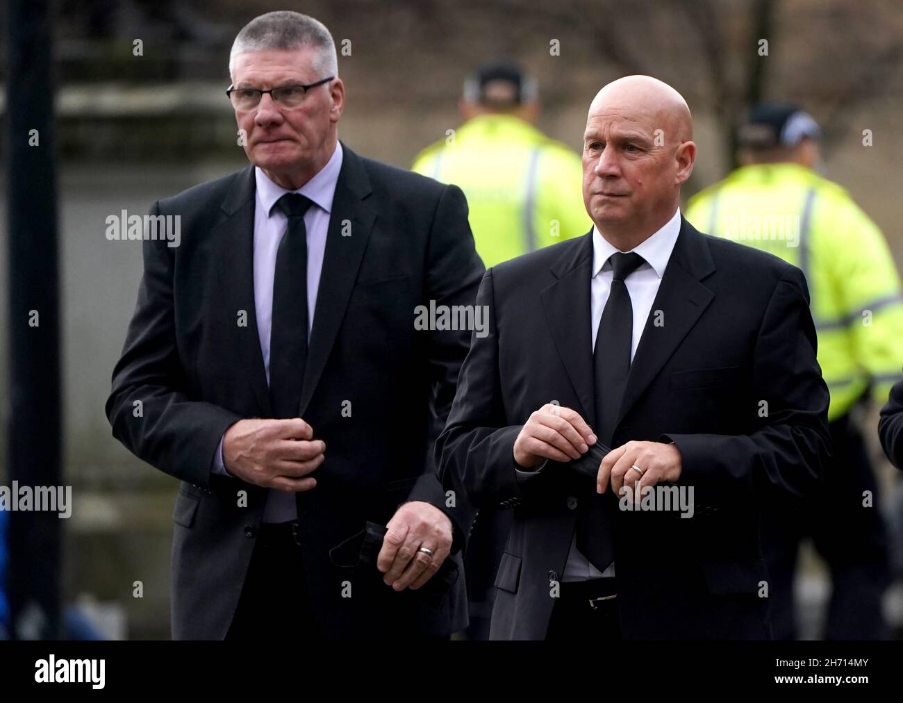L'ex allenatore di portiere dei Rangers Jim Stewart (a sinistra) e l'ex allenatore dei Rangers Kenny McDowall partecipano al servizio commemorativo presso la Cattedrale di Glasgow. Il 26 ottobre 2021 è stato annunciato che l'ex Scozia, Rangers ed Everton manager Walter Smith era morto all'età di 73 anni. Data foto: Venerdì 19 novembre 2021. Foto Stock