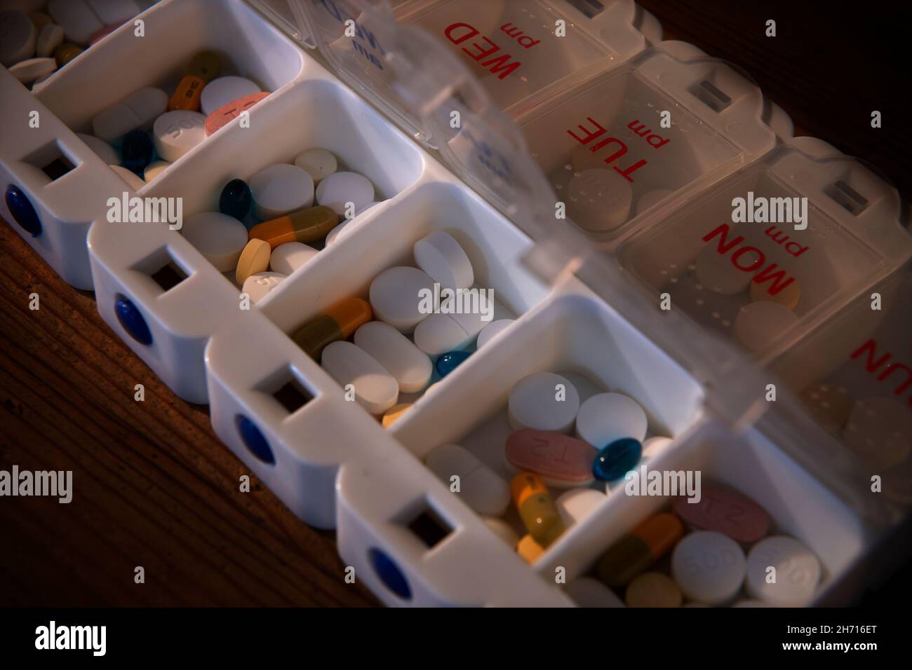Confezione di pillole per farmaci prescritti quotidianamente utilizzati dal fotografo. Con sede nel Regno Unito. Novembre 2021 Foto Stock