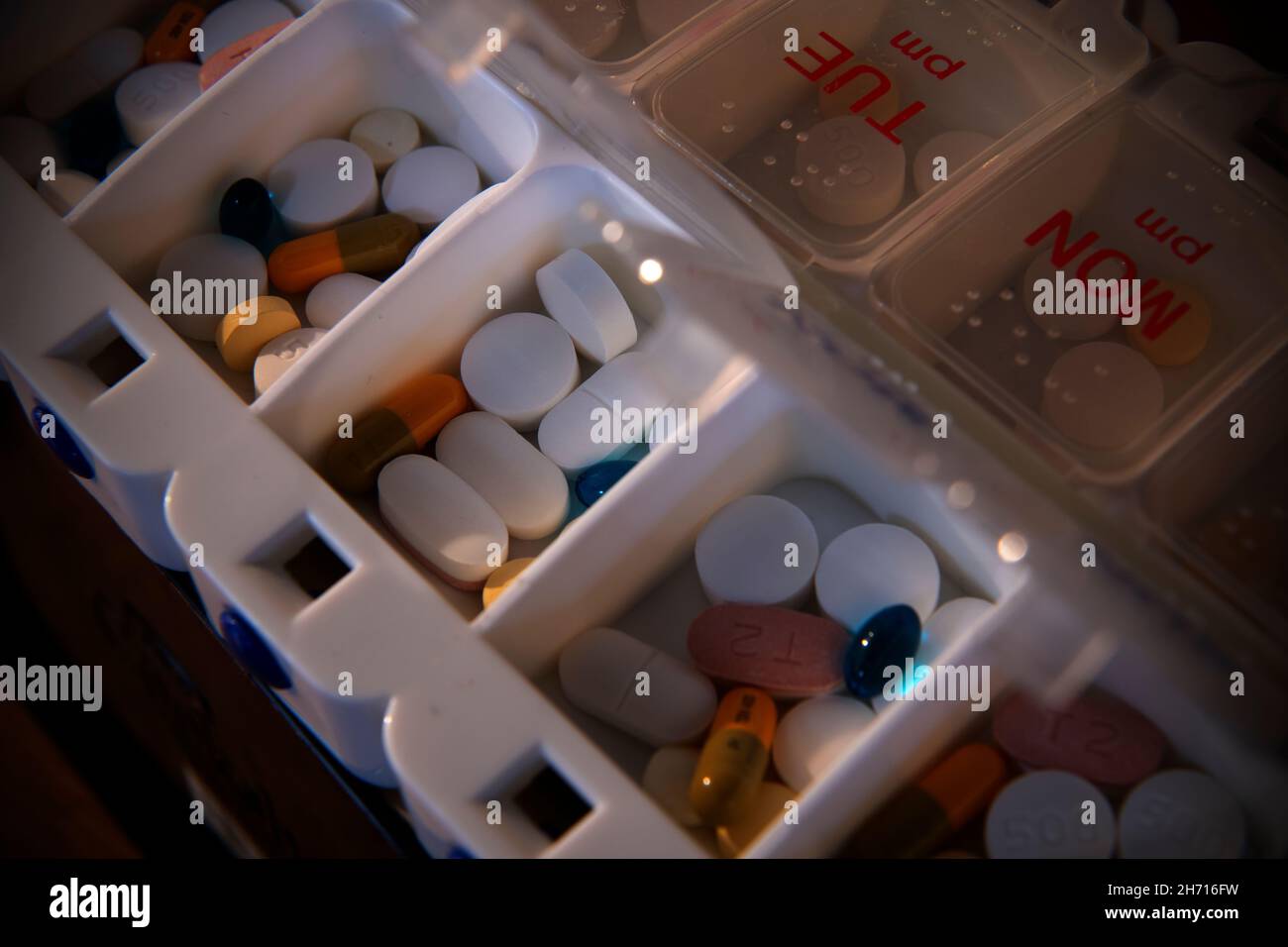 Confezione di pillole per farmaci prescritti quotidianamente utilizzati dal fotografo. Con sede nel Regno Unito. Novembre 2021 Foto Stock