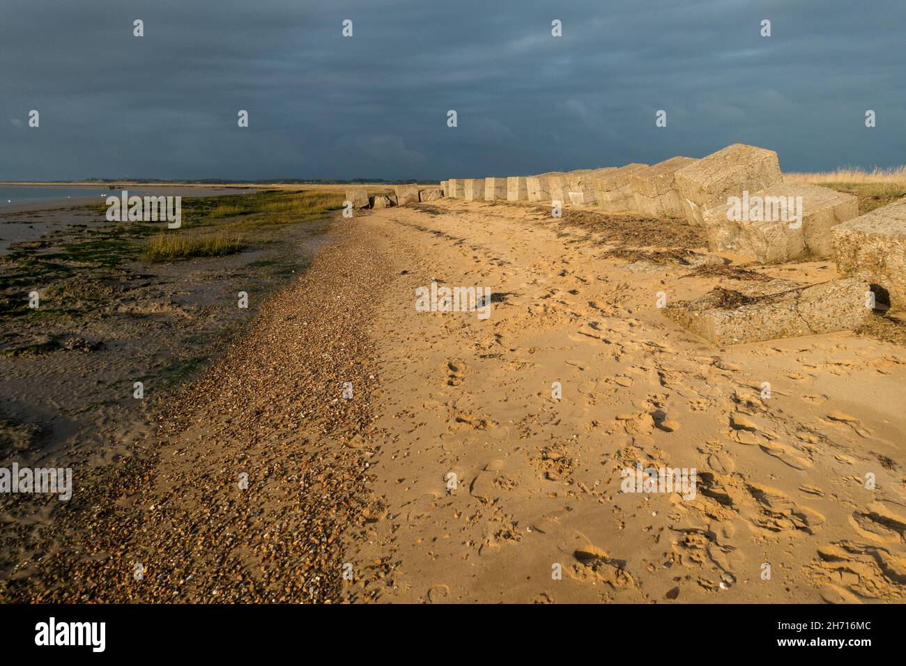 Vista sul fiume Deben a Suffolk da Bawdsey che si affaccia sul vecchio Felixstowe. Foto Stock