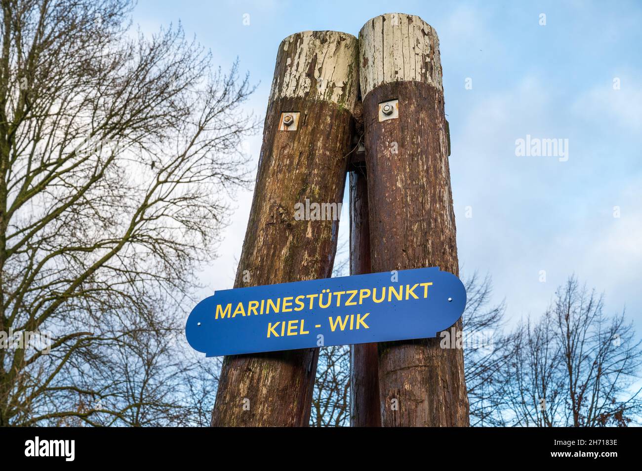 Blaues Schild mit der Aufschrift Marinestützpunkt Kiel-Wik im Marinehafen Kiel Foto Stock