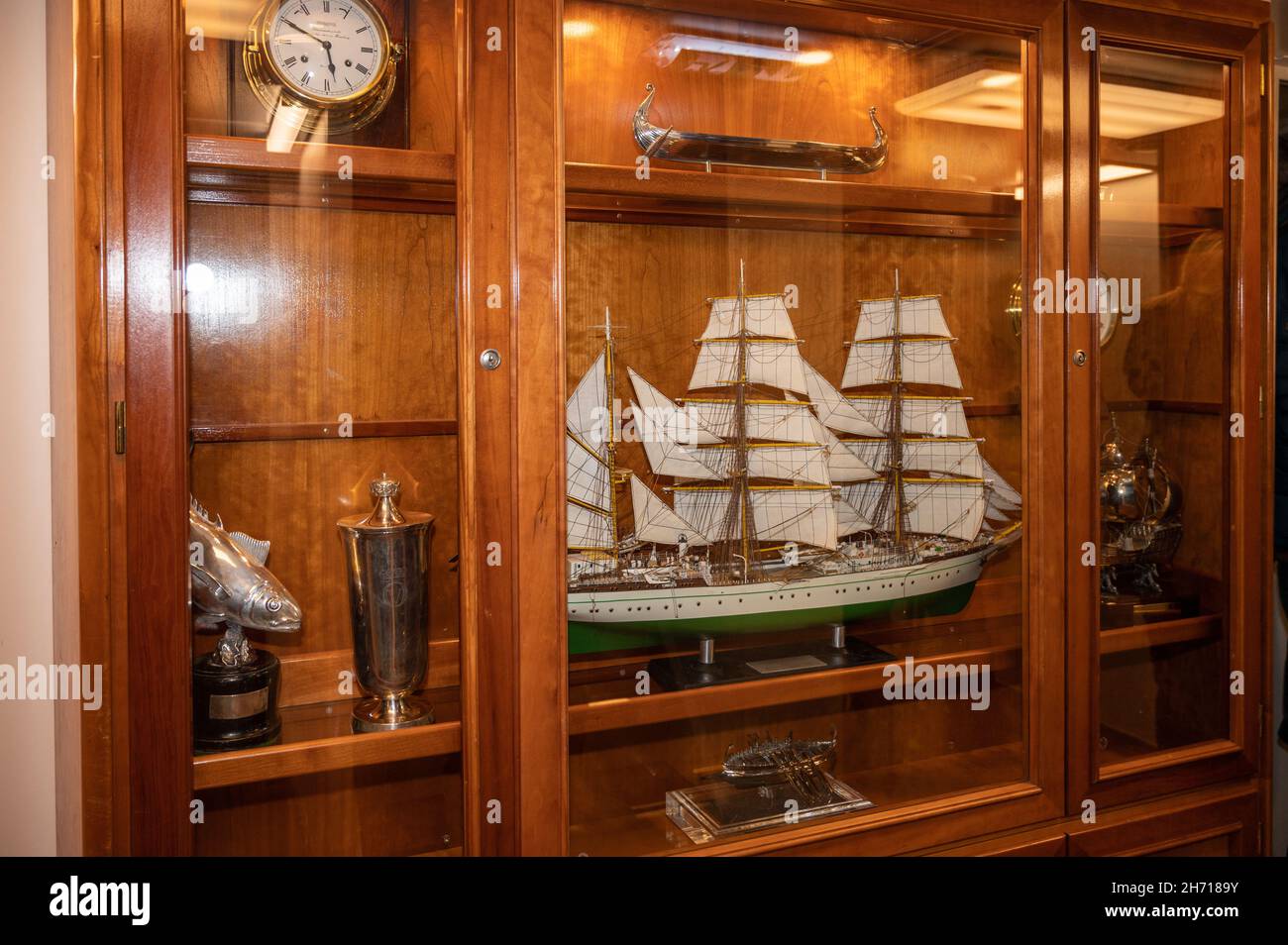 Innenaufnahmen des Segelschulschiffes der Deutschen Marine der Gorch Fock Vitrine in der Kapitänskajüte mit einem Schiffsmodel der Bark Foto Stock