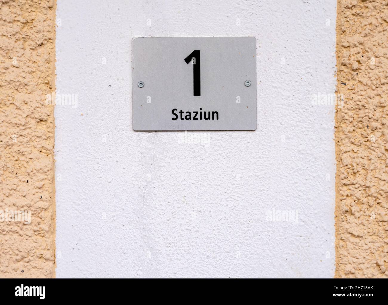 Casa numero 1 di Staziun Street a la Punt in Romanch Svizzera Foto Stock