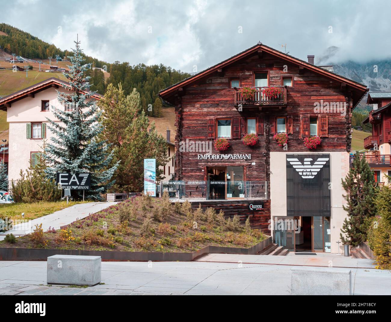 Livigno, Italia - 29 settembre 2021: Casa in legno del negozio di moda Emporio Armani in una città duty free di Livigno. Foto Stock