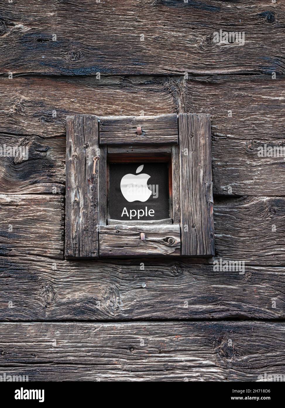 Livigno, Italia - 29 settembre 2021: Apple azienda tecnologica icona nella cornice in legno sulla casa in legno di Livigno Foto Stock