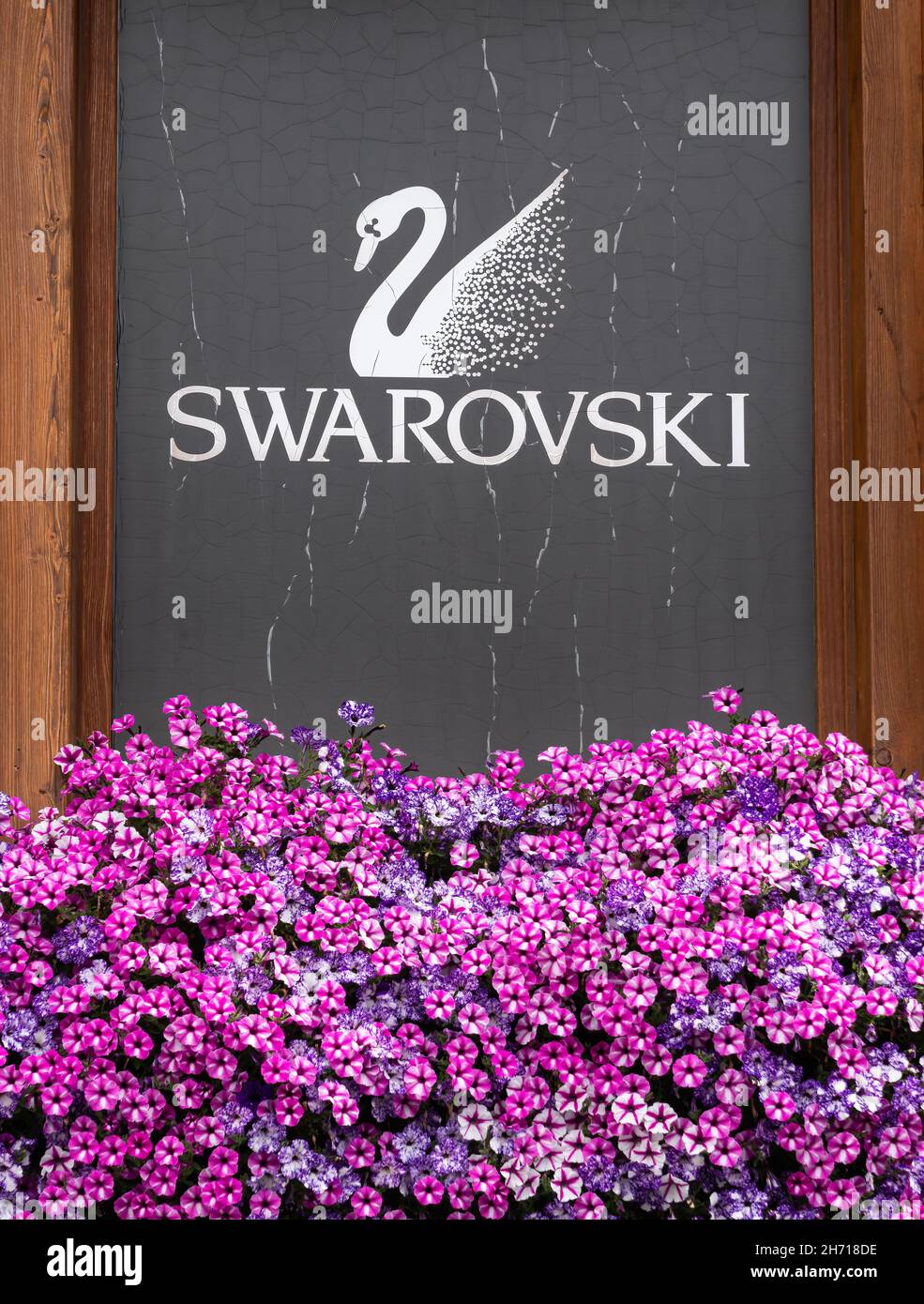 Livigno, Italia - 29 settembre 2021: Un segno del negozio di cristalli Swarovski e accessori di lusso. Foto Stock