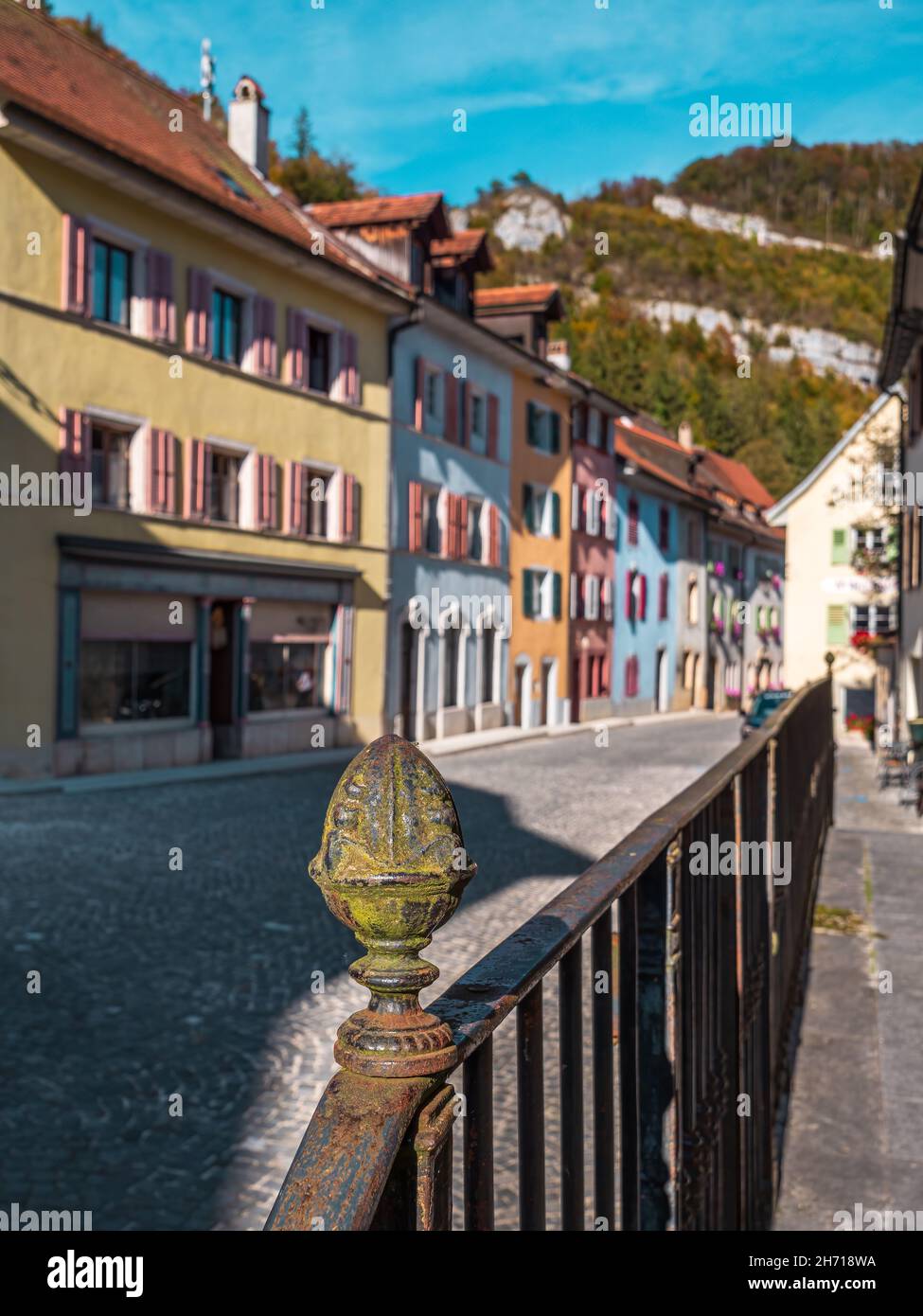 Saint Ursanne, Svizzera - 19 ottobre 2021: Pittoresco centro storico di Saint Ursanne nel cantone svizzero del Giura in autunno Foto Stock