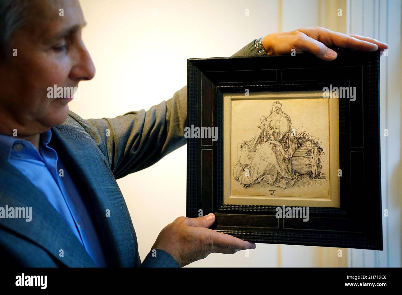 La penna inedita e il disegno in inchiostro nero di Albrecht Durer sono esposti alla Agnew's Gallery di Londra. Il disegno, The Virgin and Child, è stato trovato in una vendita casa negli Stati Uniti, ed è parte di una mostra alla London Art Week intitolata Durer and His Time. Data foto: Venerdì 19 novembre 2021. Foto Stock