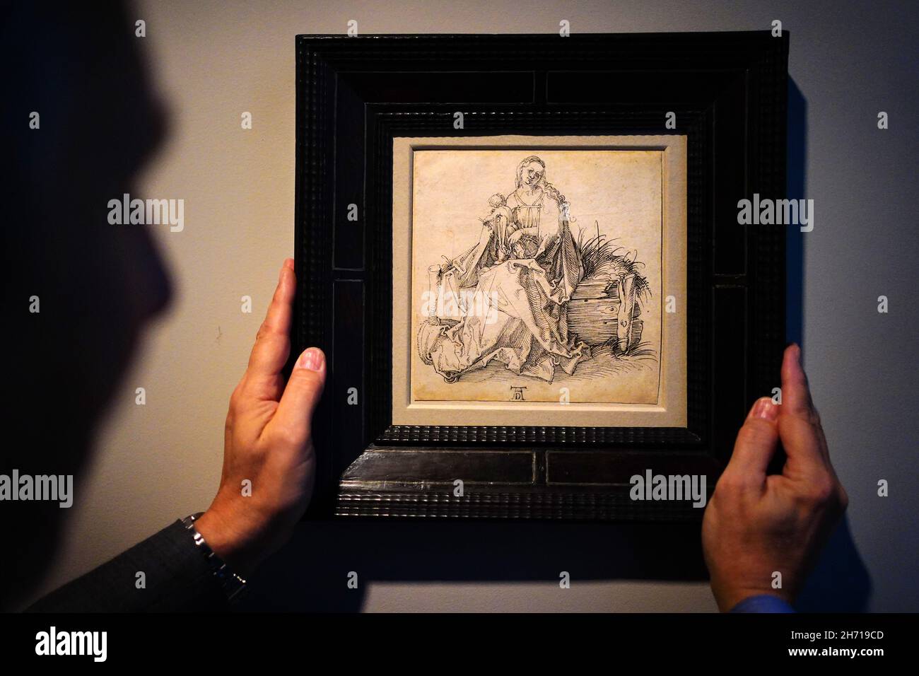 La penna inedita e il disegno in inchiostro nero di Albrecht Durer sono esposti alla Agnew's Gallery di Londra. Il disegno, The Virgin and Child, è stato trovato in una vendita casa negli Stati Uniti, ed è parte di una mostra alla London Art Week intitolata Durer and His Time. Data foto: Venerdì 19 novembre 2021. Foto Stock