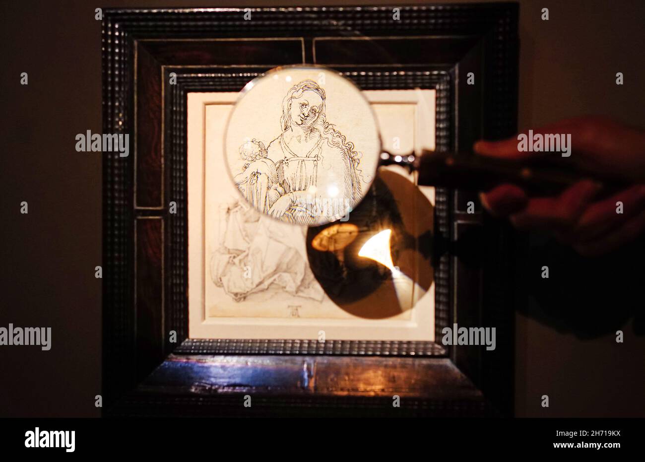 La penna inedita e il disegno in inchiostro nero di Albrecht Durer sono esposti alla Agnew's Gallery di Londra. Il disegno, The Virgin and Child, è stato trovato in una vendita casa negli Stati Uniti, ed è parte di una mostra alla London Art Week intitolata Durer and His Time. Data foto: Venerdì 19 novembre 2021. Foto Stock