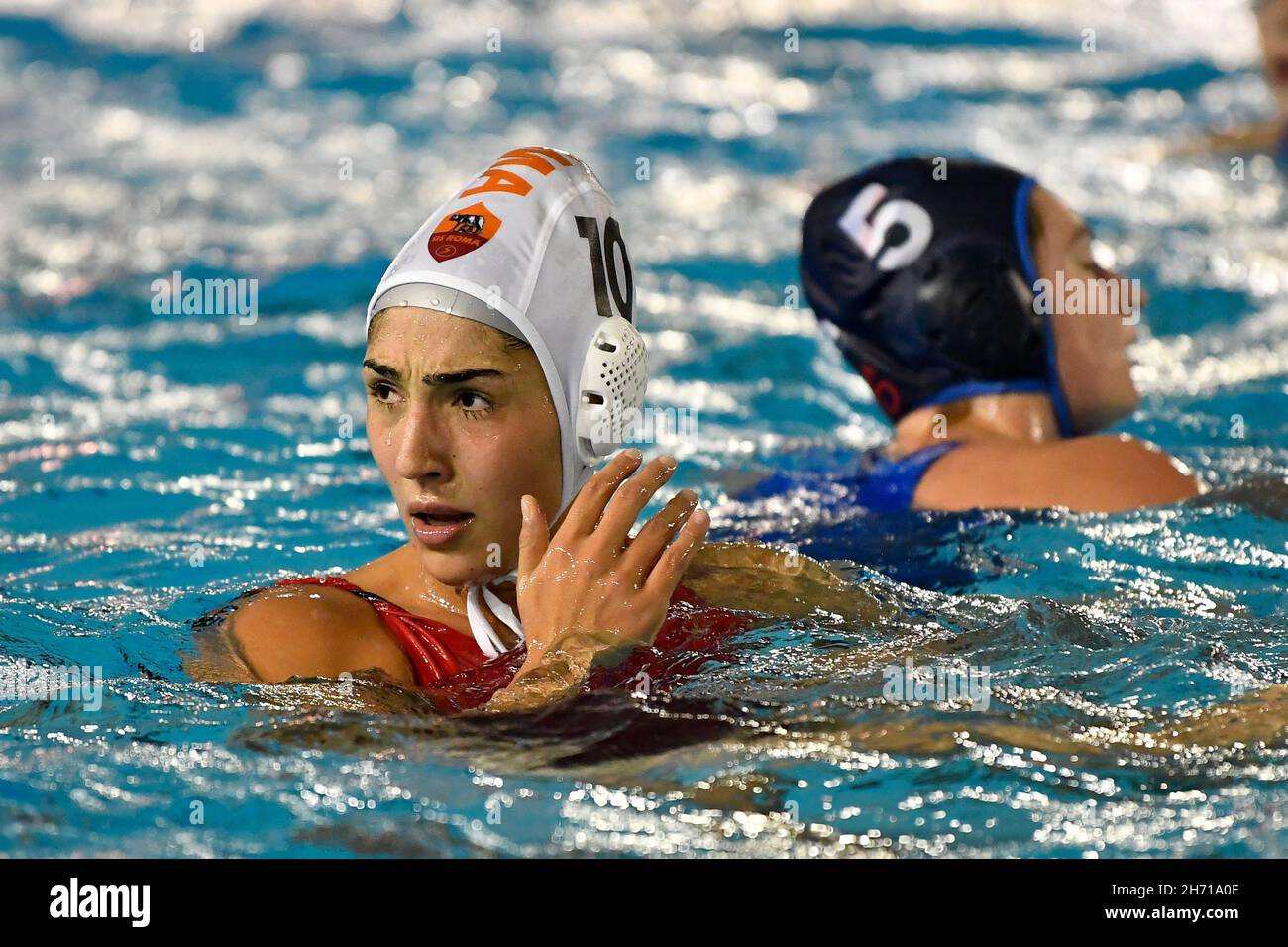 Luna di Claudio di SIS Roma (ITA) in azione durante la Women, Gruppo B, Day 1 tra SIS Roma e ZVL 1886 Tetteroo a Polo Natatorio, 18 novembre 2021 a Roma. (Foto di Domenico Cippitelli/Pacific Press) Credit: Pacific Press Media Production Corp./Alamy Live News Foto Stock