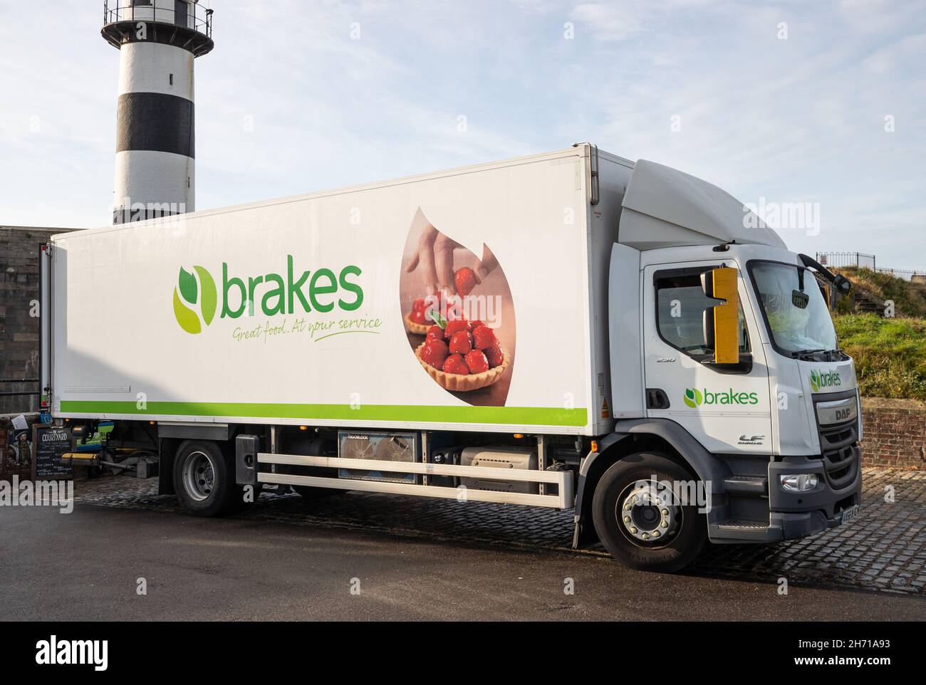 Freni camion di consegna di catering che fa una consegna a Portsmouth, Hampshire, Regno Unito Foto Stock