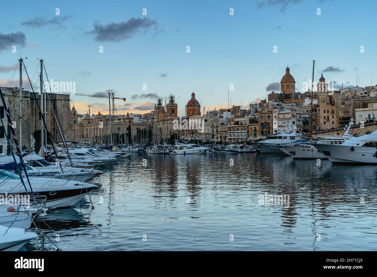 Barche a motore di lusso in Vittoriosa Yacht Marina al Sunset.Holiday alta classe di viaggio stile di vita concept.Boat viaggio in Mediterraneo.Vista di costosi marinai Foto Stock