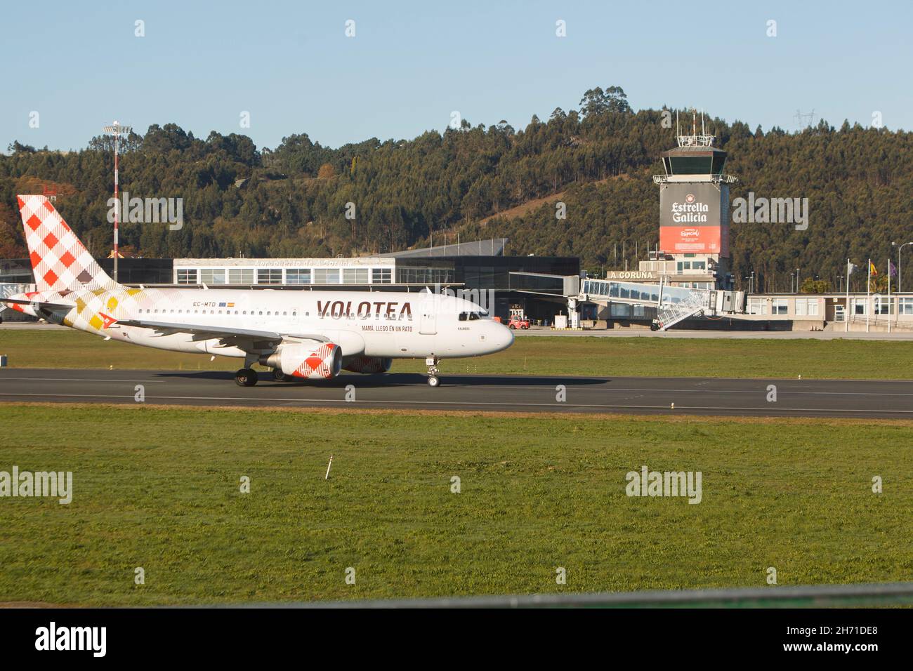 Coruna-Spagna - Novembre 19,2021: Airbus A319 Volotea, atterraggio all'aeroporto di Alvedro. Foto Stock