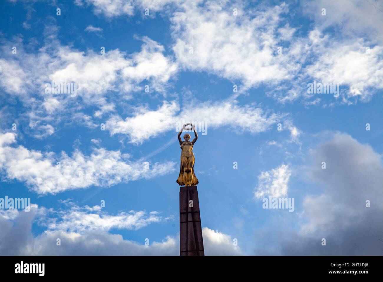 Monumento della memoria vicino a Piazza della Costituzione. Si tratta di un obelisco di granito e memoriale di guerra soprannominato "Golden Lady" per la sua statua dorata. Lussemburgo. Foto Stock