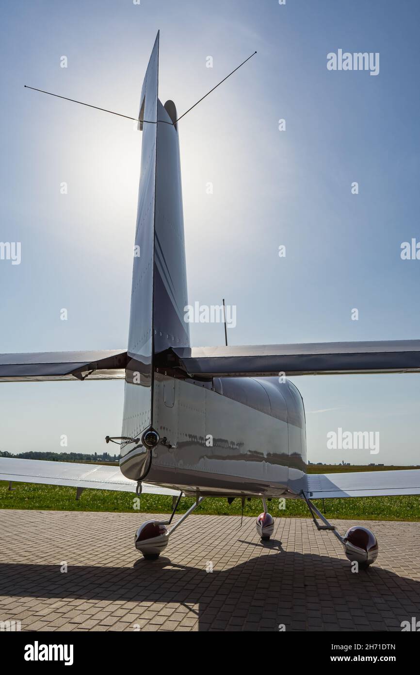 Piccolo aereo bianco privato prima del volo. Vista frontale. Primo piano. Foto Stock