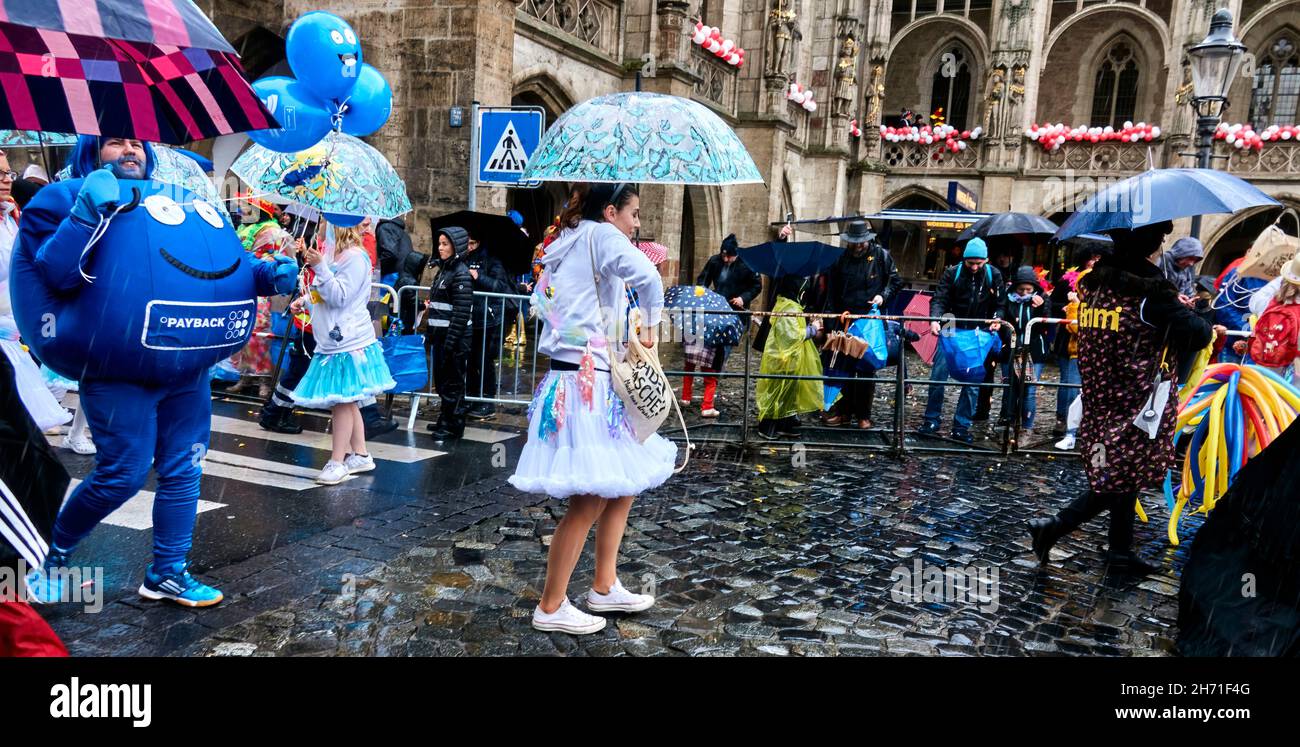 Braunschweig, Germania, 23 febbraio 2020: I partecipanti vestiti-in su della processione del lunedì di Shrove danzano allegro attraverso la pioggia battente nella città c Foto Stock