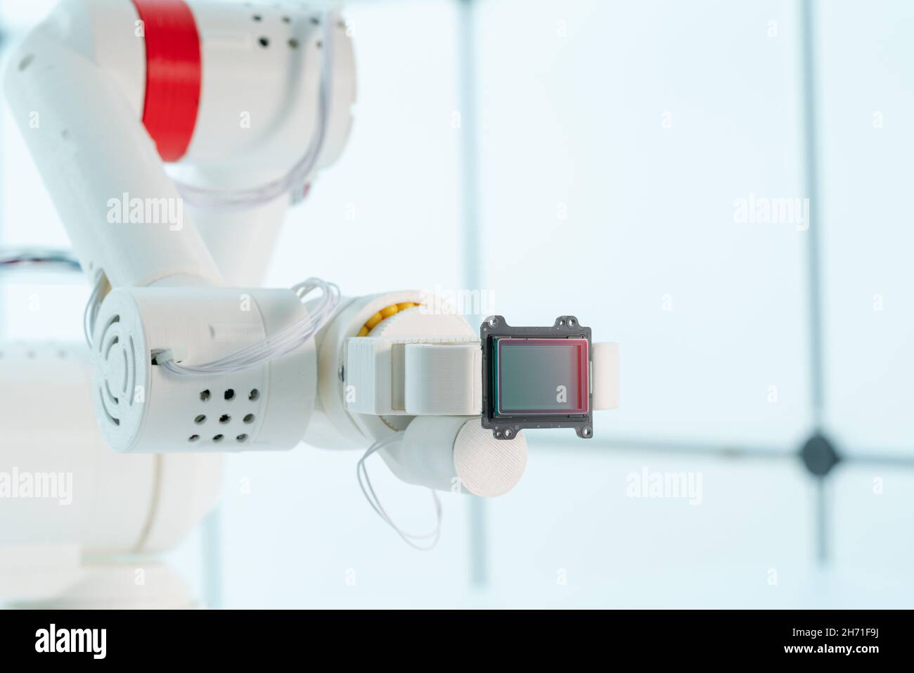 Braccio del robot con sensore di immagine a matrice CCD e CMOS nel manipolatore. Concetto sul tema della visione artificiale e del riconoscimento del modello Foto Stock