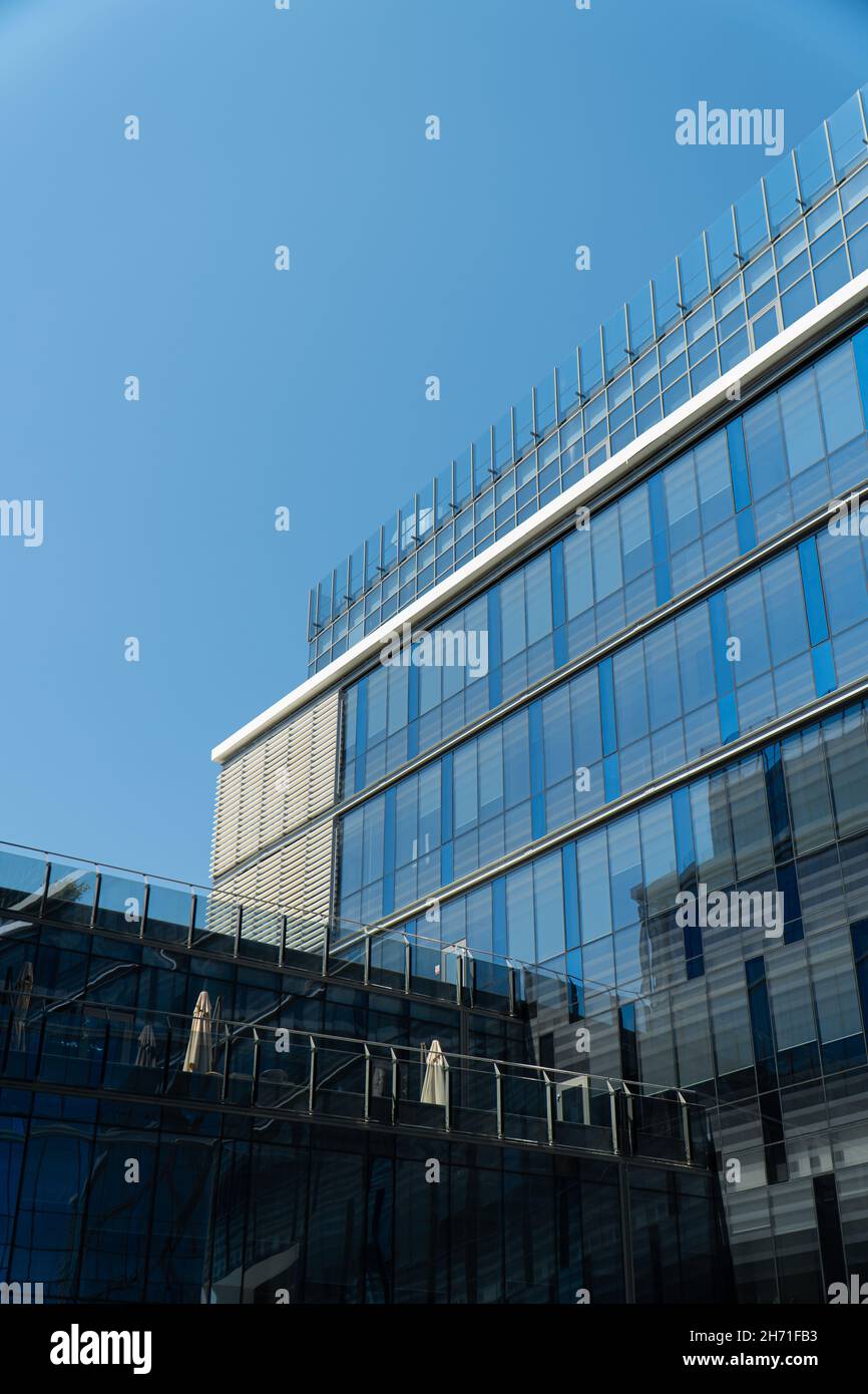 BRASOV, ROMANIA - Sep 14, 2021: Un edificio per uffici con pareti di vetro in una giornata soleggiata e limpida, Brasov, Romania Foto Stock