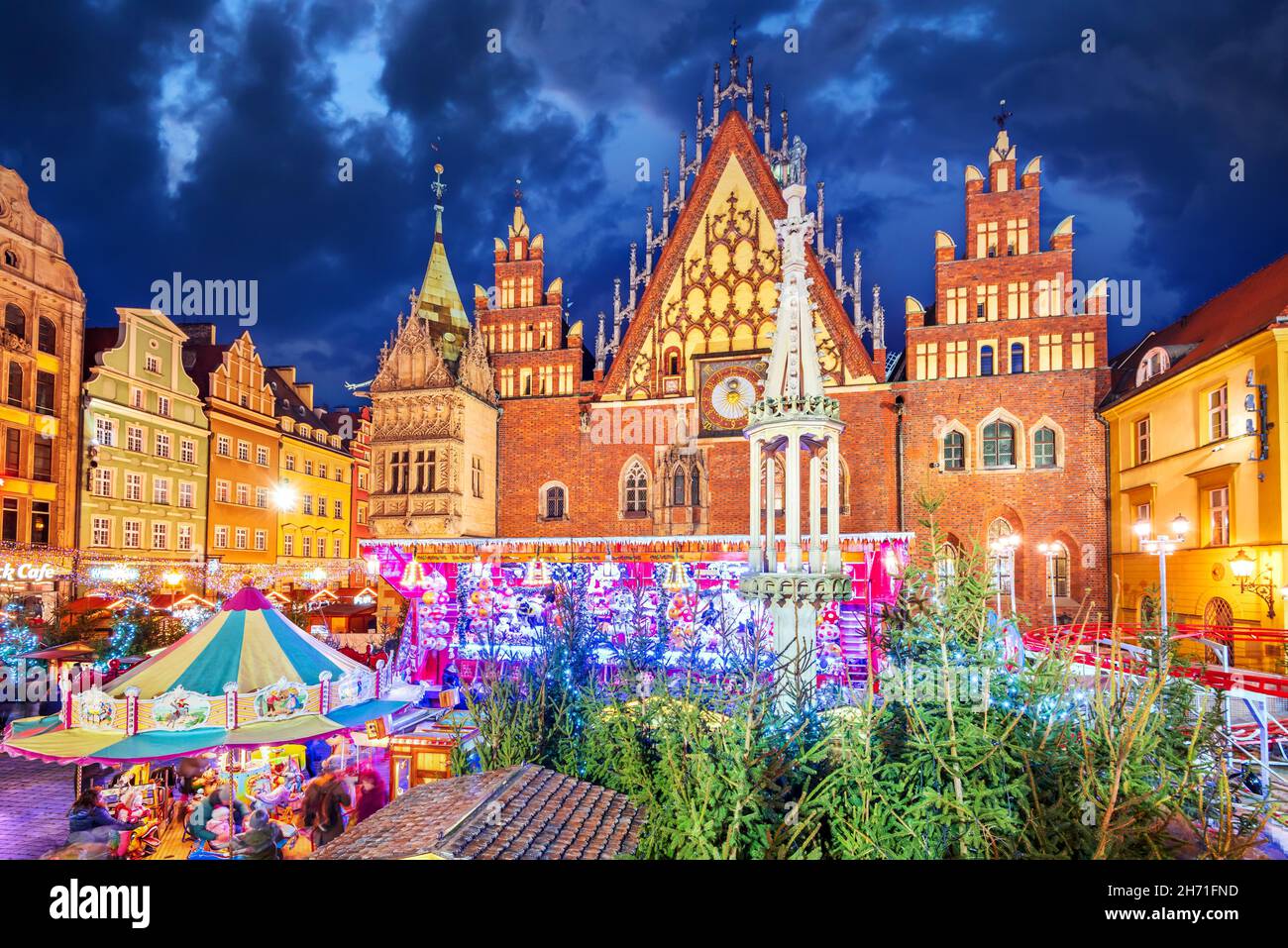 Wroclaw, Polonia - Dicembre 2019: Piazza del mercato di Natale. Atmosfera di Capodanno, città festiva illuminata e ornata. Scena notturna. Foto Stock