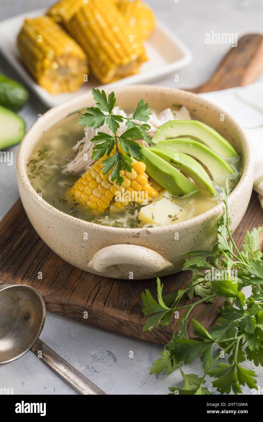 Tradizionale Ajiaco Colombiano - zuppa colombiana con patate, pollo, avocado Foto Stock