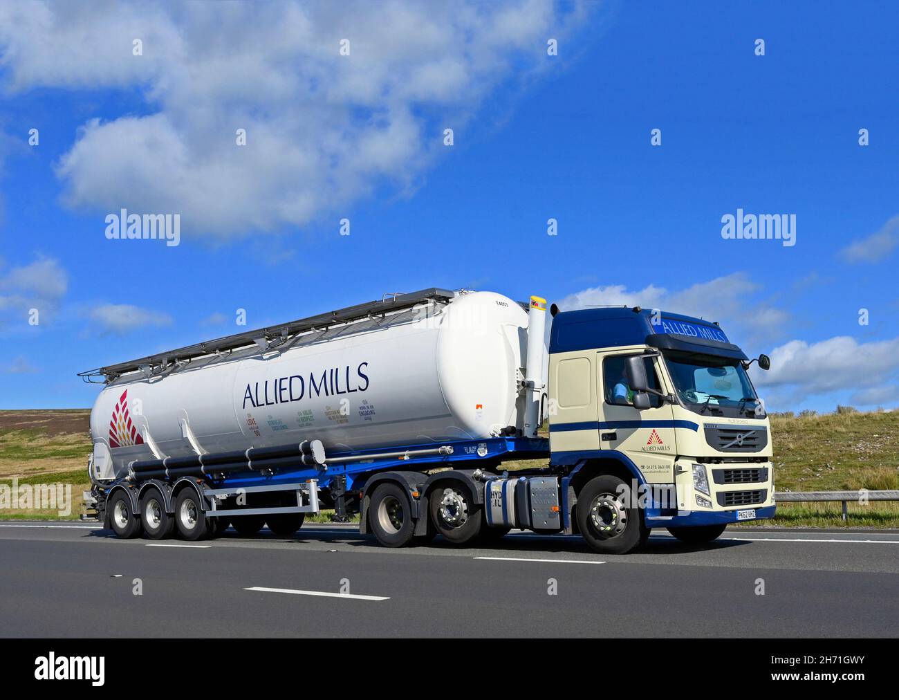 HGV. Tanker Allied Mills. Autostrada M6, direzione sud. Shap, Cumbria, Inghilterra, Regno Unito, Europa. Foto Stock