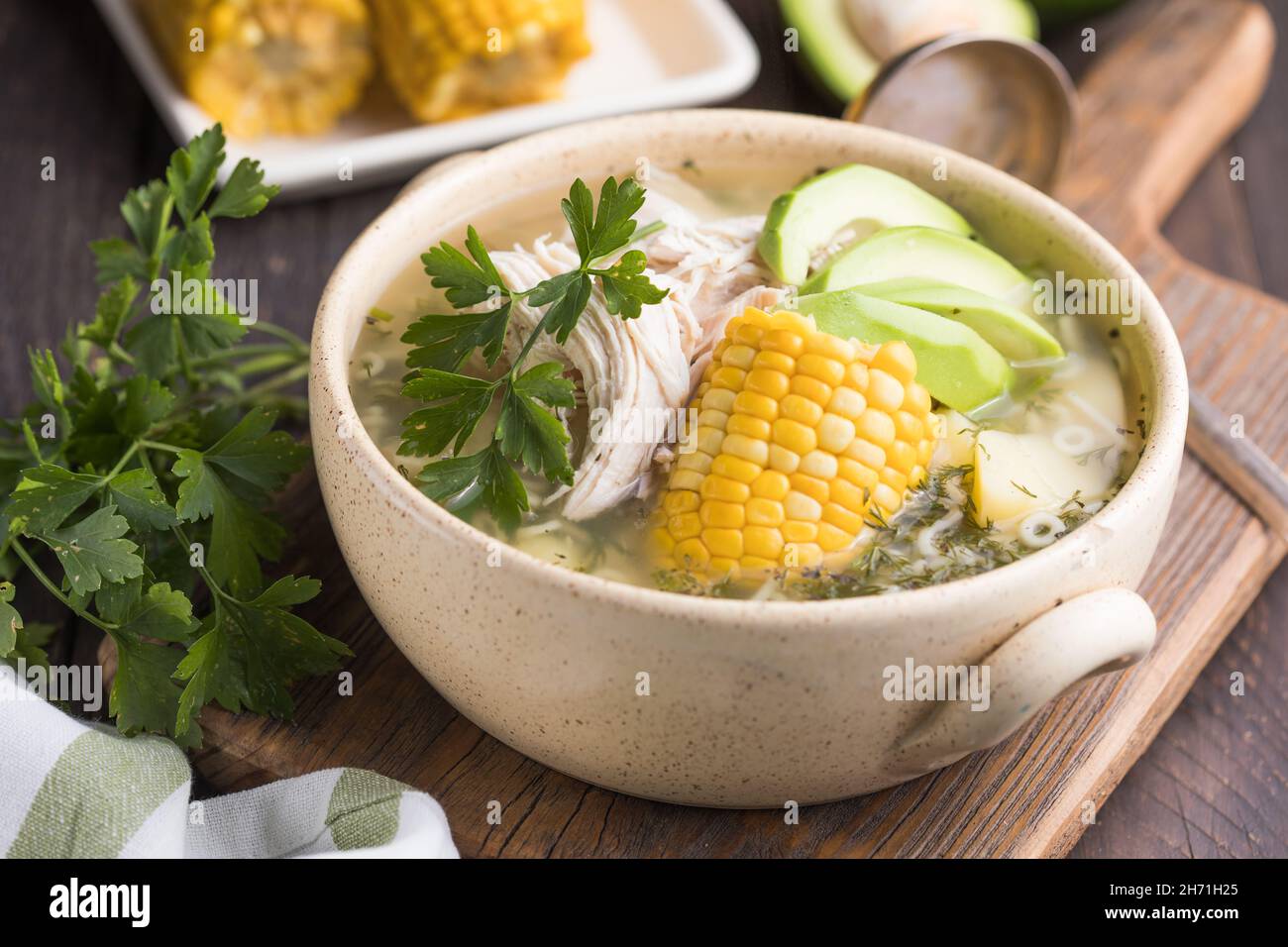 Tradizionale Ajiaco Colombiano - zuppa colombiana con patate, pollo, avocado Foto Stock