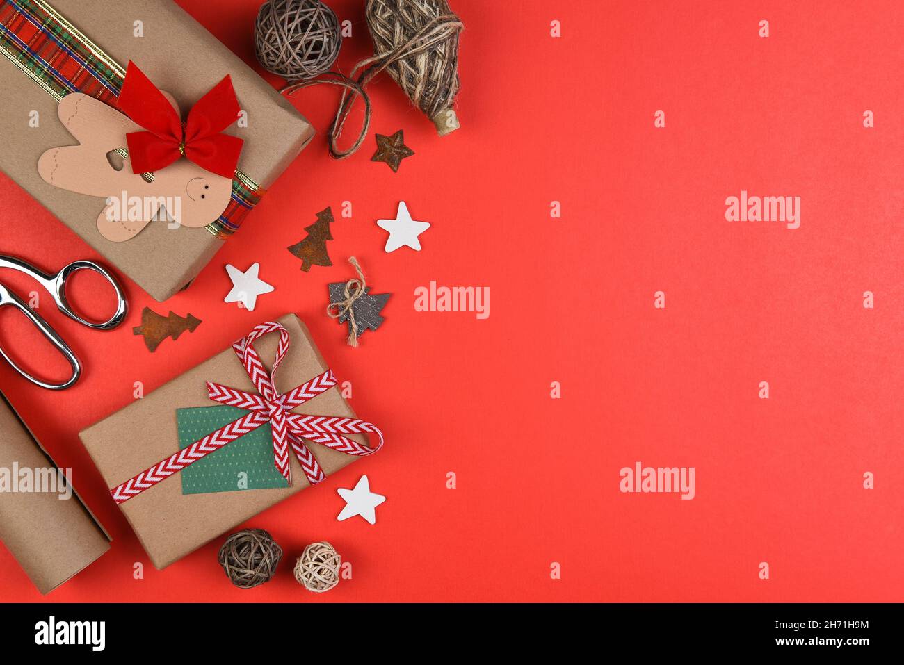 Vacanza di Natale piatto posa miminale composizione con spazio copia sul lato destro di rosso uno sfondo. Foto Stock