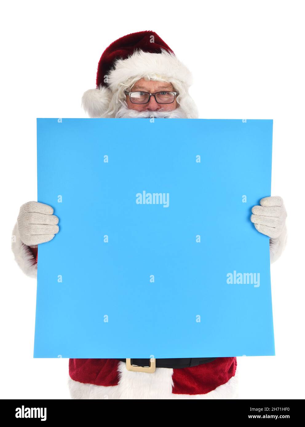 Babbo Natale tenendo un segno blu bianco davanti al suo corpo. Babbo Natale sta guardando sopra la parte superiore della carta. Foto Stock