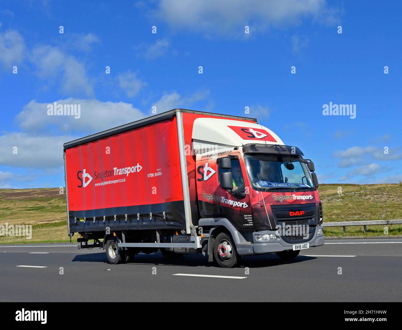 Veicolo merci. Trasporto singleton. Autostrada M6, direzione sud. Shap, Cumbria, Inghilterra, Regno Unito, Europa. Foto Stock